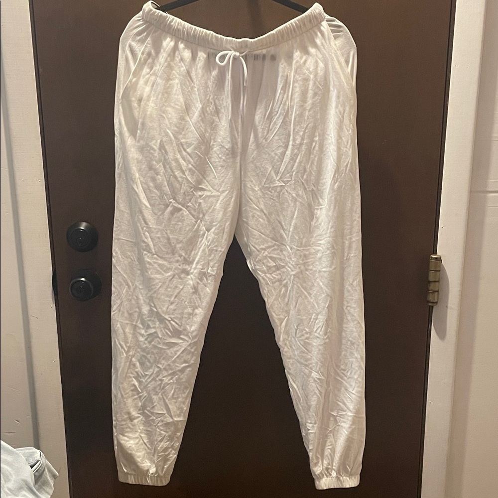 Victoria Secret sleep bottoms
Women’s size small